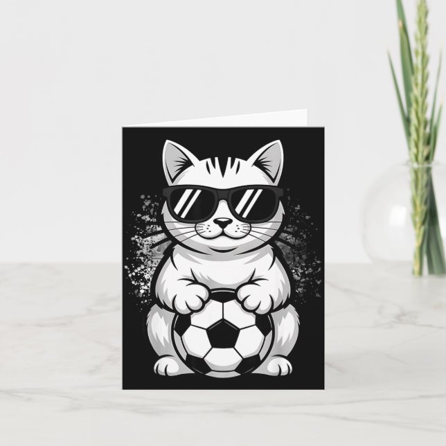 Rolig katt som bär solglasögon spelar fotboll kort (Framsida)
