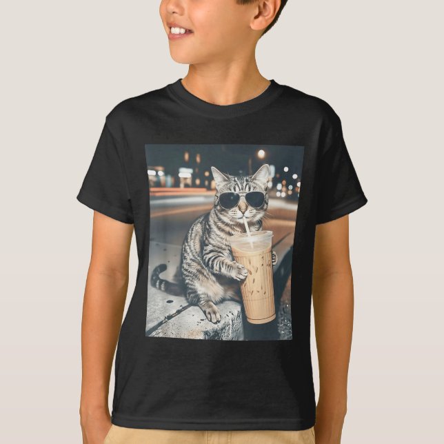 Rolig katt som dricker iskaffe för män meme t shirt (Framsida)