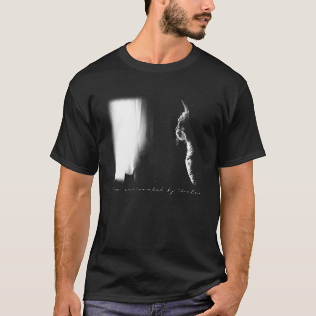 rolig katt t-shirt omgiven av idioter (Framsida)