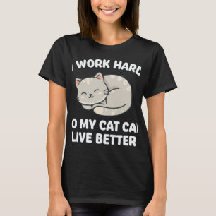 Rolig kattälskar-design – Jag jobbar hårt så min k T Shirt