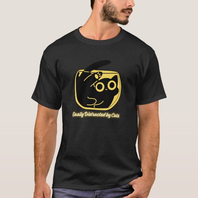 Rolig kattälskar-te – Lätt Distraherad av Katter T Shirt (Framsida)