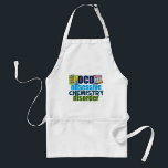Rolig kemi förkläde<br><div class="desc">Rolig kemilĂ€raregĂ„va som lĂ€ser tvĂ„ngsmĂ€ssig kemioordning för OCD bredvid vetenskapsdryckeskĂ€rlfullt av kemikalieer för ett experiment. En kall kemi ha som huvudĂ€mne gĂ„va för en forskare.</div>