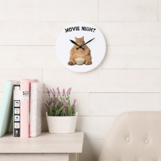Rolig klocka för filmkväll med tjock katt på vägge