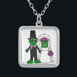 Rolig knipabrud- och brudgumbröllopkonst silverpläterat halsband<br><div class="desc">Underbar rolig original- konst för bruden och för brudgumknipabröllop planlägger.  Kan också tillfoga beställnings- text och ändra bakgrundsfärg,  när beställa.</div>