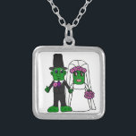 Rolig knipabrud- och brudgumbröllopkonst silverpläterat halsband<br><div class="desc">Underbar rolig original- konst för bruden och för brudgumknipabröllop planlägger.  Kan också tillfoga beställnings- text och ändra bakgrundsfärg,  när beställa.</div>
