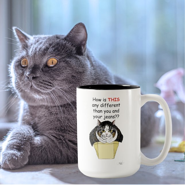 Rolig knubbig tabby katt låda Två-Tonad mugg (Skapare uppladdad)