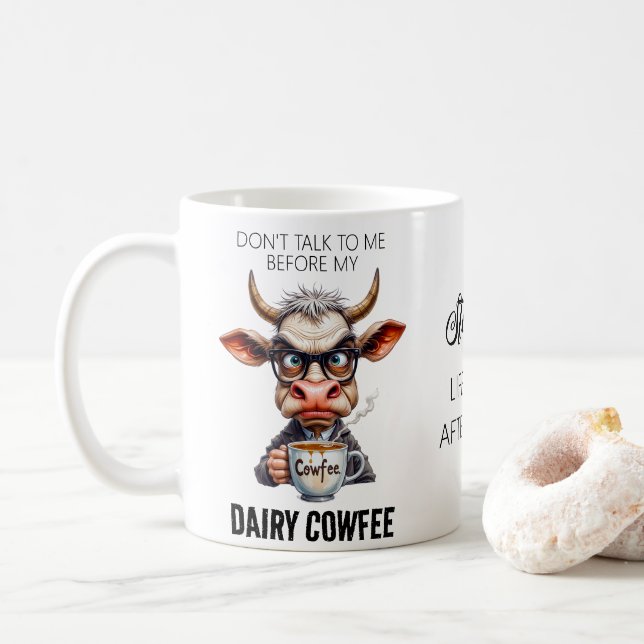 Rolig Ko Dricker Kaffe Typografi Kaffemugg (Med munk)