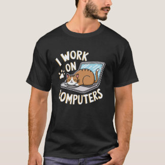 Rolig Kodare Jag Jobbar På Datorer Kattälskare Pro T Shirt