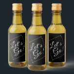 rolig KOM IGEN! textning | Vinetikett<br><div class="desc">ENKEL,  ELEGANT OCH ROLIG MODERN TEXTNING KOM IGEN I VIT PÅ EN HELSVART BAKGRUND</div>