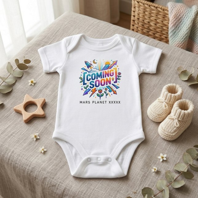 Rolig kommande snart födelse, graviditetsannonseri t shirt (fun pregnancy announcement baby bodysuit, coming soon birth announcement outfit)