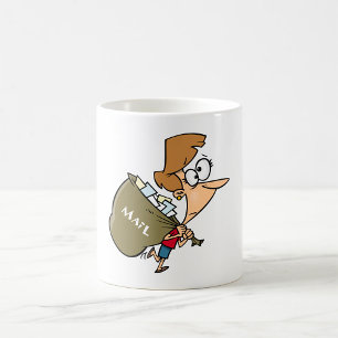 Rolig kvinna som drar tung postväska kaffemugg