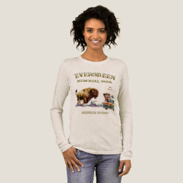 Rolig kvinna tar bild på vild bison T-shirt