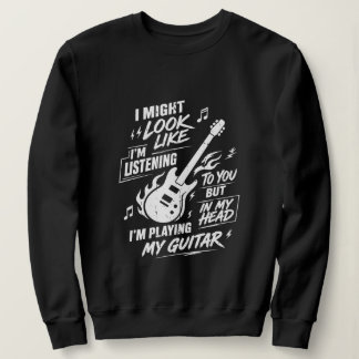 Rolig kvinnlig gitarrist som spelar gitarr i mitt t shirt