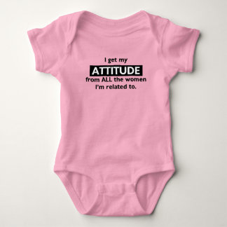 Rolig kvinnlig inställningskjorta t shirt