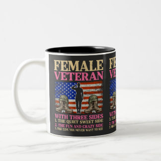 Rolig kvinnlig veteran militär kvinna amerikansk f Två-Tonad mugg