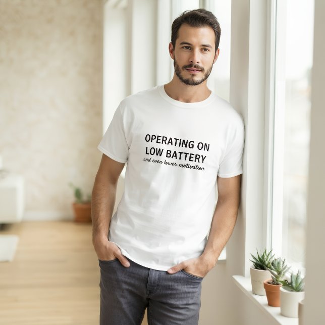Rolig Låg Batteri T-Shirt Lat Motivation Humor (Skapare uppladdad)