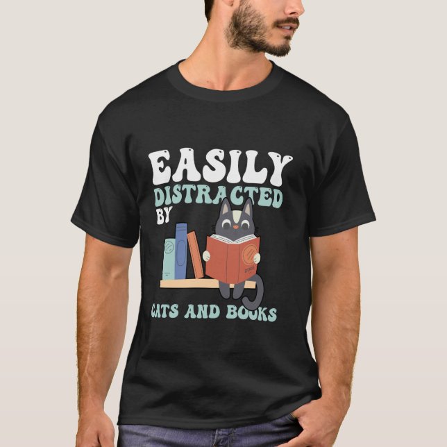 Rolig Lätt Distraherad Av Katter Och Böcker Katter T Shirt (Framsida)