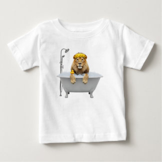 Rolig lejon i ett bubbelbad med gul duschkåpa t shirt