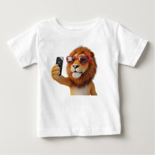 Rolig Lejon Karaktär med Hjärtformade Solglasögon T Shirt