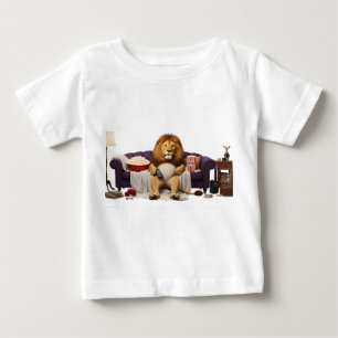 Rolig lejon som slappnar av på soffan och tittar p t shirt