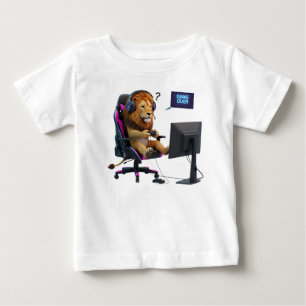 Rolig Lejongamer som sitter i spelstol med spel T Shirt