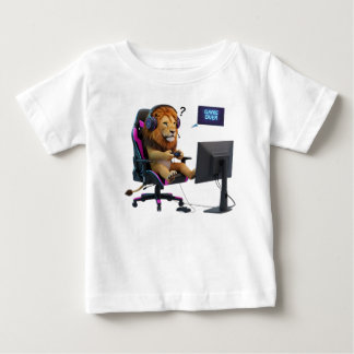 Rolig Lejongamer som sitter i spelstol med spel T Shirt
