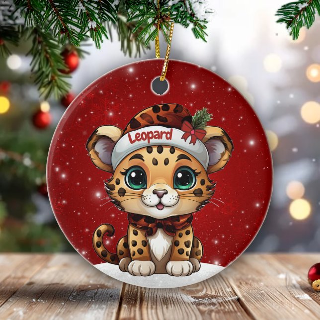 Rolig Leopard Röd Glitter Djurtryck Älskare 🐆🐈🐾 Julgransprydnad Keramik (Personalizable Kitten Xmas Decoration Customizable Name Leopard Decor Cat Berry Red Ornament  🐆🎄)