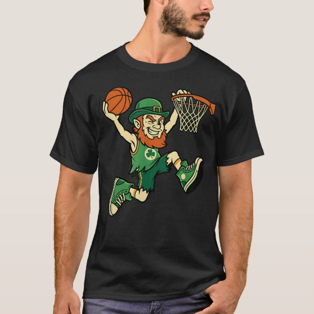 Rolig Leprechaun Basketboll St Patricks Day T Shirt (Framsida)