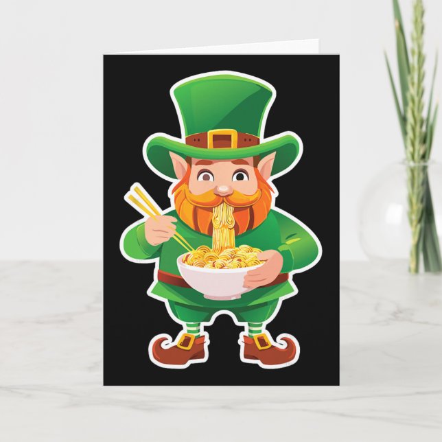 Rolig Leprechaun som äter Ramen Nudlar St Patricks Kort (Framsida)