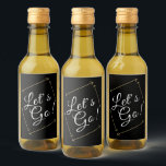 rolig LET'S GO! textning | Vinetikett<br><div class="desc">ENKEL,  ELEGANT OCH ROLIG MODERN TEXTNING I VIT PÅ EN HELSVART BAKGRUND</div>