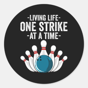 Rolig Levande Liv En Strike I Taget Gåva Bowler Runt Klistermärke