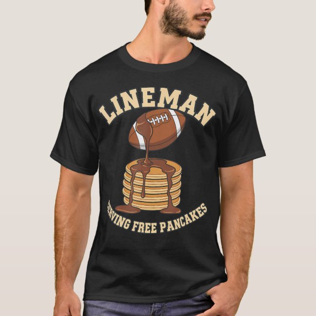 Rolig Lineman Serverar Pannkakor Dagligen Fotboll  T Shirt (Framsida)