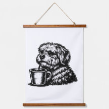 Rolig lurvig hund som dricker kaffe Trätapet för v