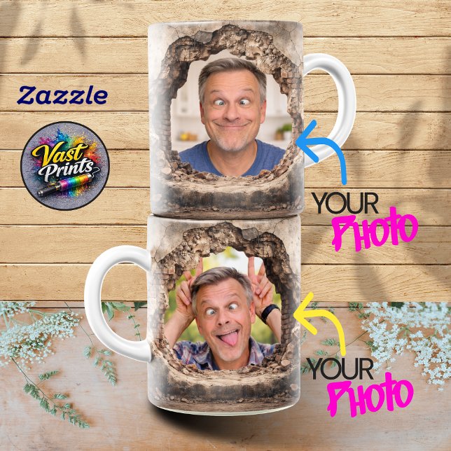 Rolig Man som tittar genom hål Anpassad Foto Mugg (Funny Man Peeking Through Hole Custom Photo Mug)