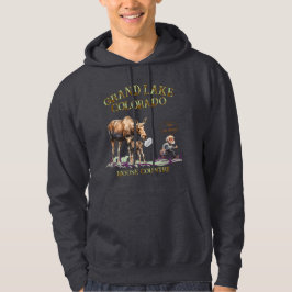 Rolig man springer från mamma och babyälg hoodie