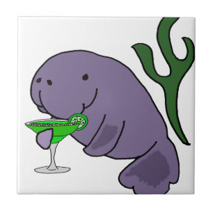 Rolig Manatee som dricker margaritatecknaden Kakelplatta