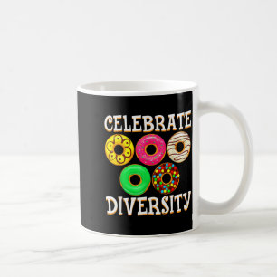 Rolig mångfald munk älskare donut dag melanin kaffemugg