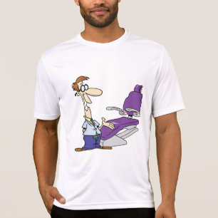 Rolig manlig tandläkare och lila tandläkarstol t shirt