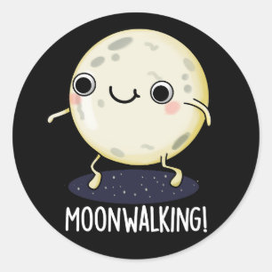Rolig månpromenaddans Pun Mörk bakgrund Runt Klistermärke