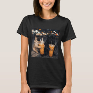 Rolig meme två mopsar dricker iskaffe t shirt