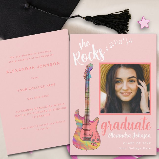 Rolig Modern Rosa Skriftlig Studentfoto Inbjudningar (Fun colorful guitar music notes pink script graduate photo modern graduation announcement card)