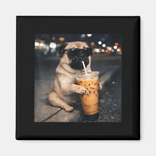 Rolig Mops Dricker Iste Kaffee Söt Hund Meme Humor Magnet (Framsidan)
