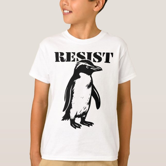 Rolig motstånd pingvin protesterar mot tariffer  t shirt (Framsida)