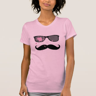 Rolig mustasch och solglasögon tee