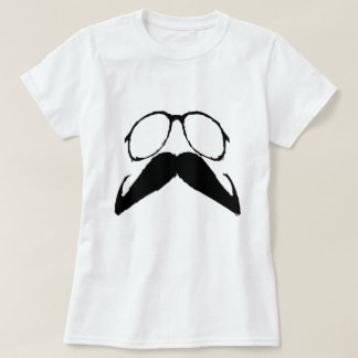 Rolig mustasch tee