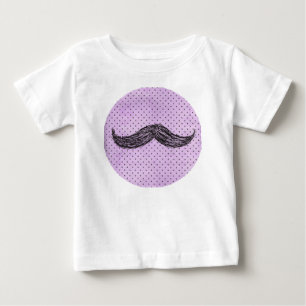 Rolig   mustaschteckning med purpurfärgad polka t-shirt