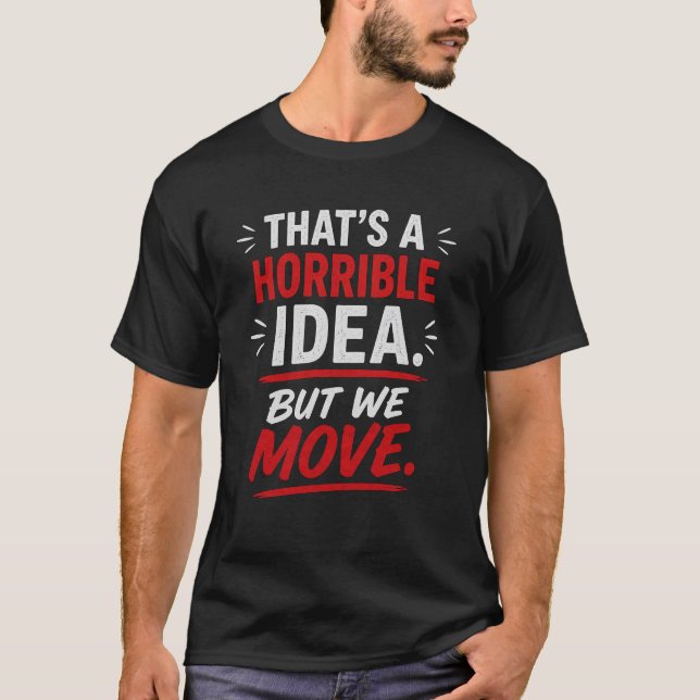 Rolig nigeriansk fras “But We Move” T Shirt (Framsida)