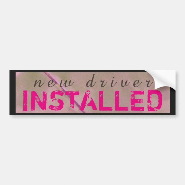 Rolig Ny Förare Installerad Rosa Svart Bildekal (Framsidan)