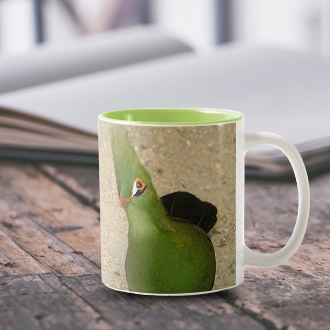 Rolig Nyfiken Pärlhöna Grön Fågel Två-Tonad Mugg (Funny Curious Guinea Turaco 11 oz Coffee Mug Cover Photo.)