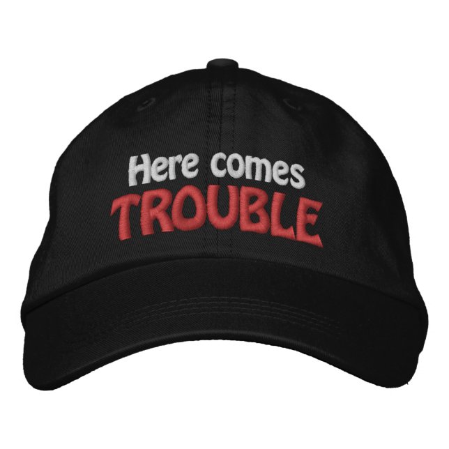 Rolig Nyhets Sport HERE COMES TROUBLE Broderad Keps (Framsida)